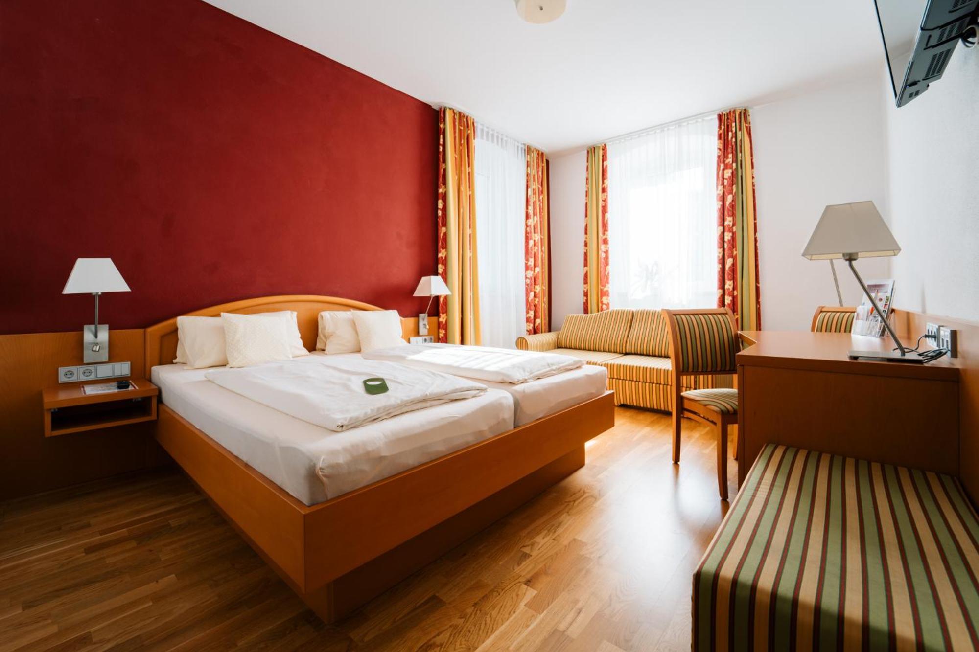 Hotel Weisses Ross Konnersreuth Esterno foto